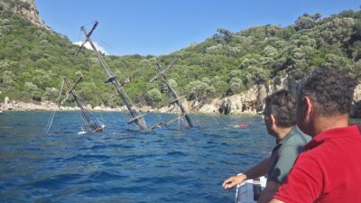 MUĞLA (AA) – Muğla'nın Marmaris ilçesinde günlük tur teknesi battı.