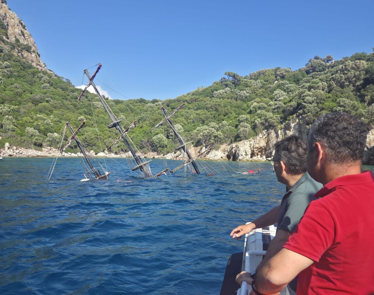 MUĞLA (AA) – Muğla'nın Marmaris ilçesinde günlük tur teknesi battı.