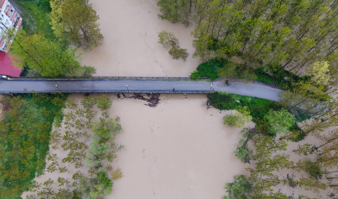 SAKARYA (AA) – Sakarya'da etkili olan sağanağın ardından Melen Nehri'nde
