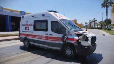 MERSİN (AA) – Mersin'in Akdeniz ilçesinde, ambulansın refüjdeki ağaca çarpması