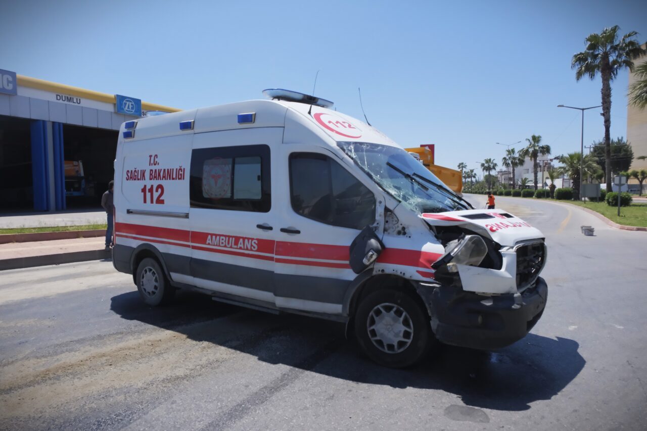 MERSİN (AA) – Mersin'in Akdeniz ilçesinde, ambulansın refüjdeki ağaca çarpması