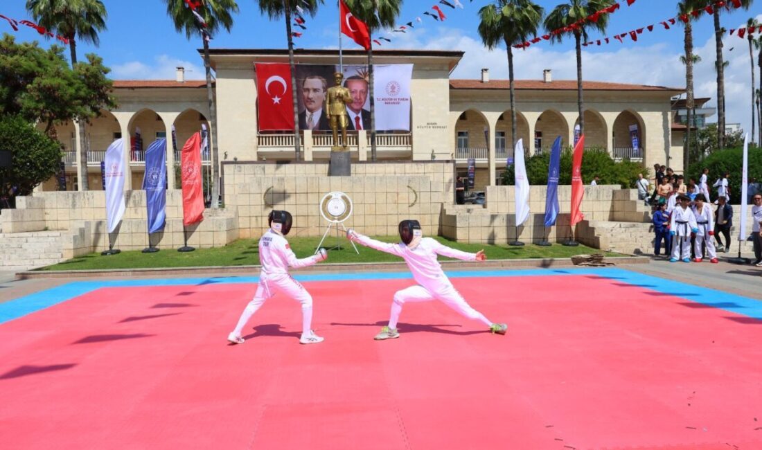MERSİN (AA) – Mersin'de, Gençlik Haftası kapsamında Atatürk Anıtı'na çelenk