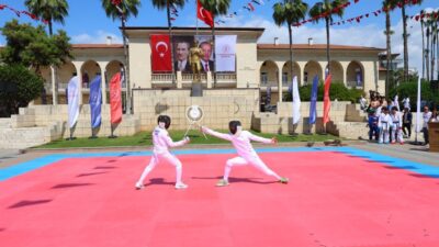 MERSİN (AA) – Mersin'de, Gençlik Haftası kapsamında Atatürk Anıtı'na çelenk
