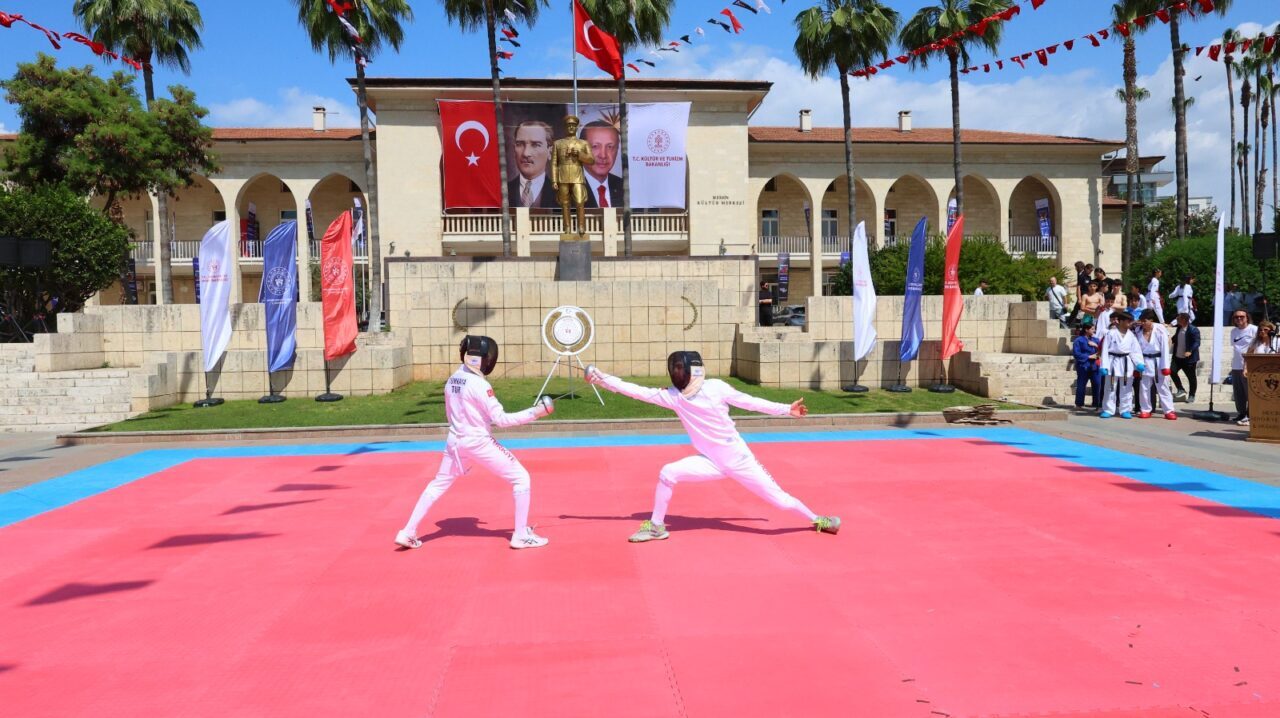 MERSİN (AA) – Mersin'de, Gençlik Haftası kapsamında Atatürk Anıtı'na çelenk