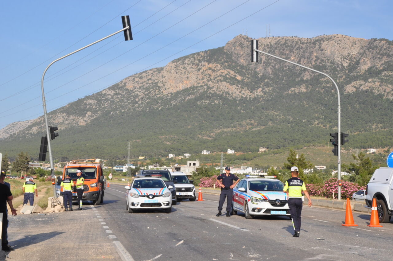 MERSİN (AA) – Mersin'in Silifke ilçesinde Rus uyruklu öğrencileri taşıyan
