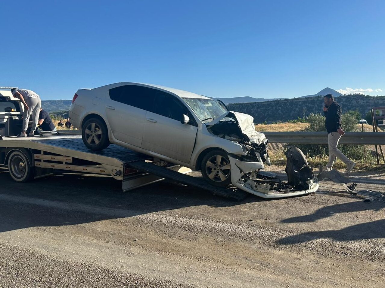 MERSİN (AA) – Mersin'in Mut ilçesinde tır ile otomobilin çarpışması