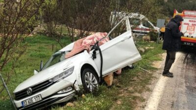 MERSİN (AA) – Mersin'in Silifke ilçesinde tırın dorsesinin çarptığı otomobilin