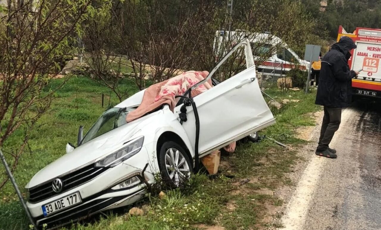 MERSİN (AA) – Mersin'in Silifke ilçesinde tırın dorsesinin çarptığı otomobilin