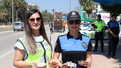 MERSİN (AA) – Mersin'de trafik uygulamasında durdurulan sürücülere, üretildiği ilçenin
