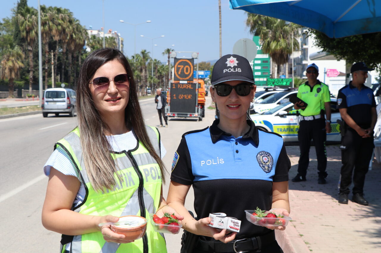 MERSİN (AA) – Mersin'de trafik uygulamasında durdurulan sürücülere, üretildiği ilçenin