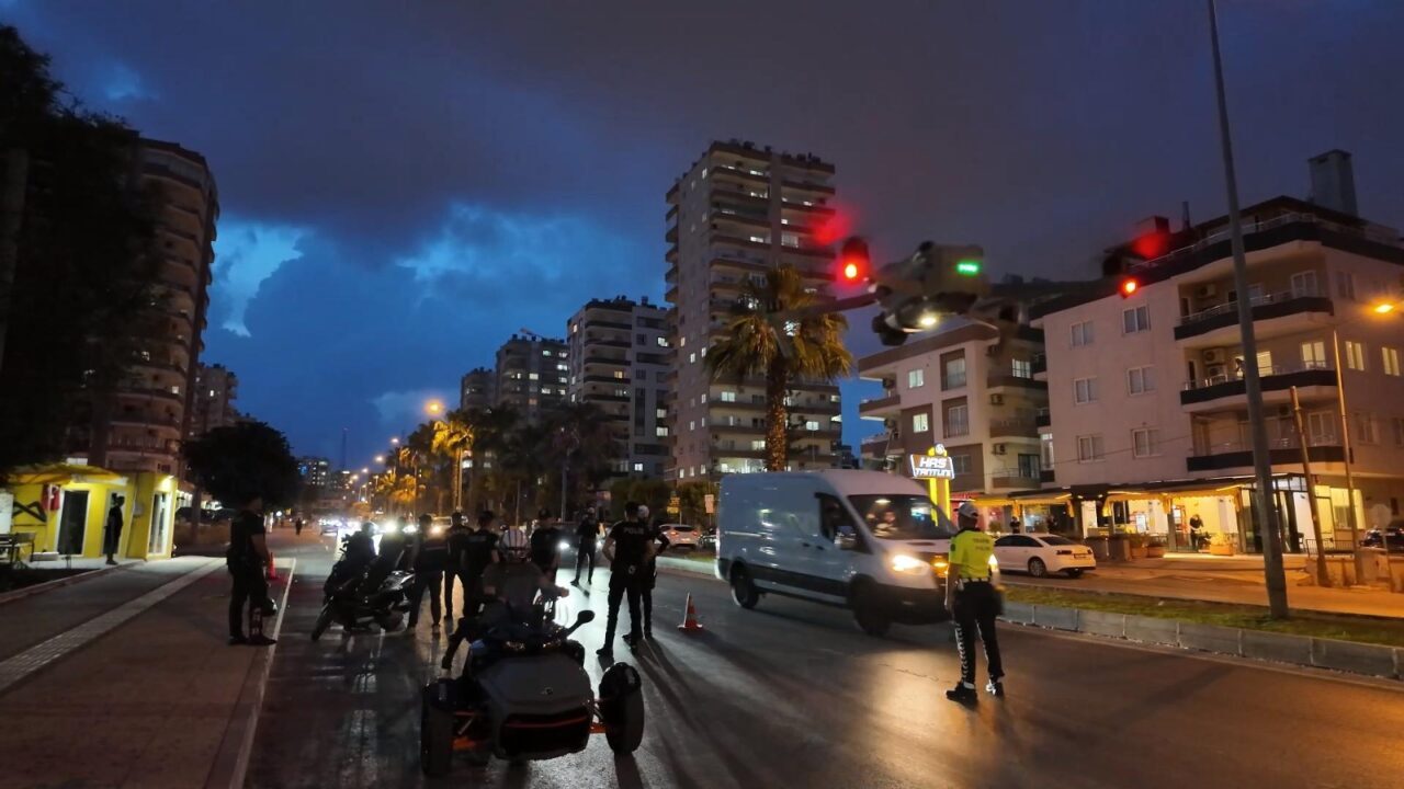 MERSİN (AA) – Mersin'de trafik denetimlerinde çeşitli kural ihlalleri yapan