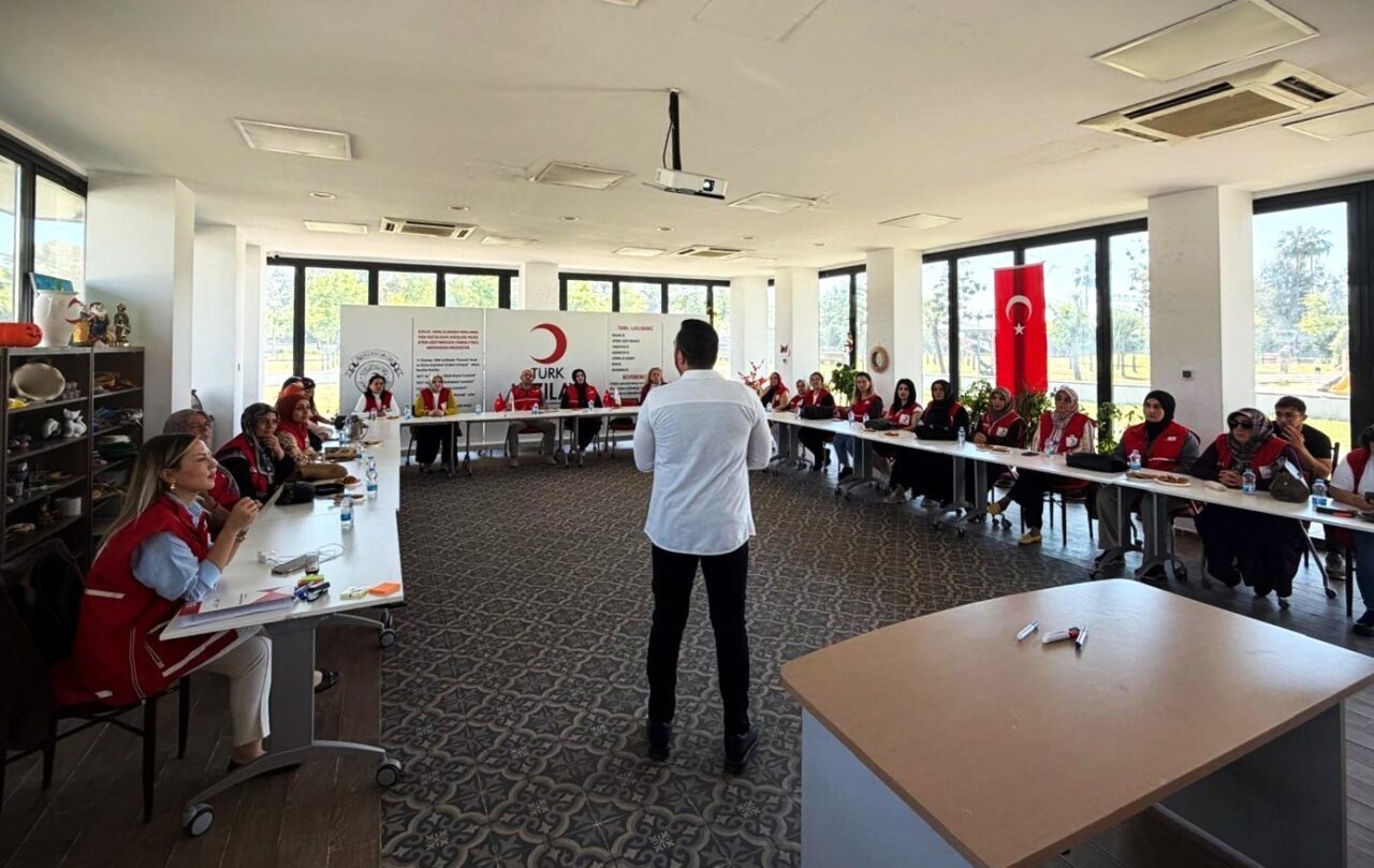 MERSİN (AA) – Mersin'de Türk Kızılay gönüllülerine yönelik engelli ve