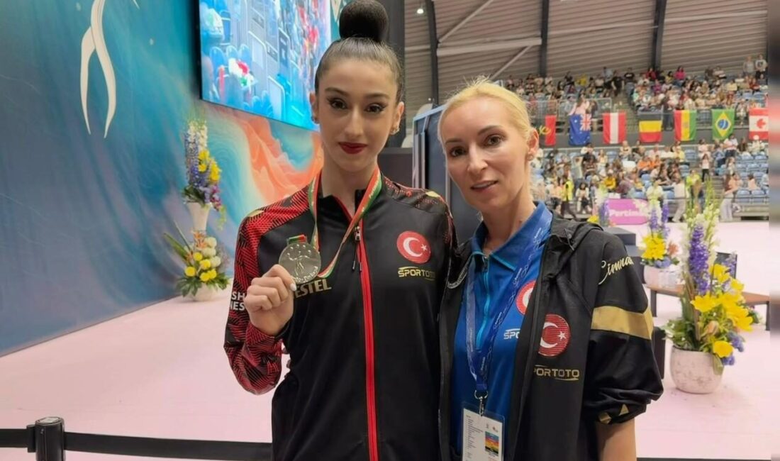 - Çember aletinde ikinci olan milli sporcu, ritmik cimnastikte Türkiye'ye