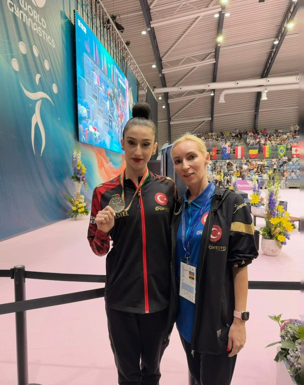 - Çember aletinde ikinci olan milli sporcu, ritmik cimnastikte Türkiye'ye