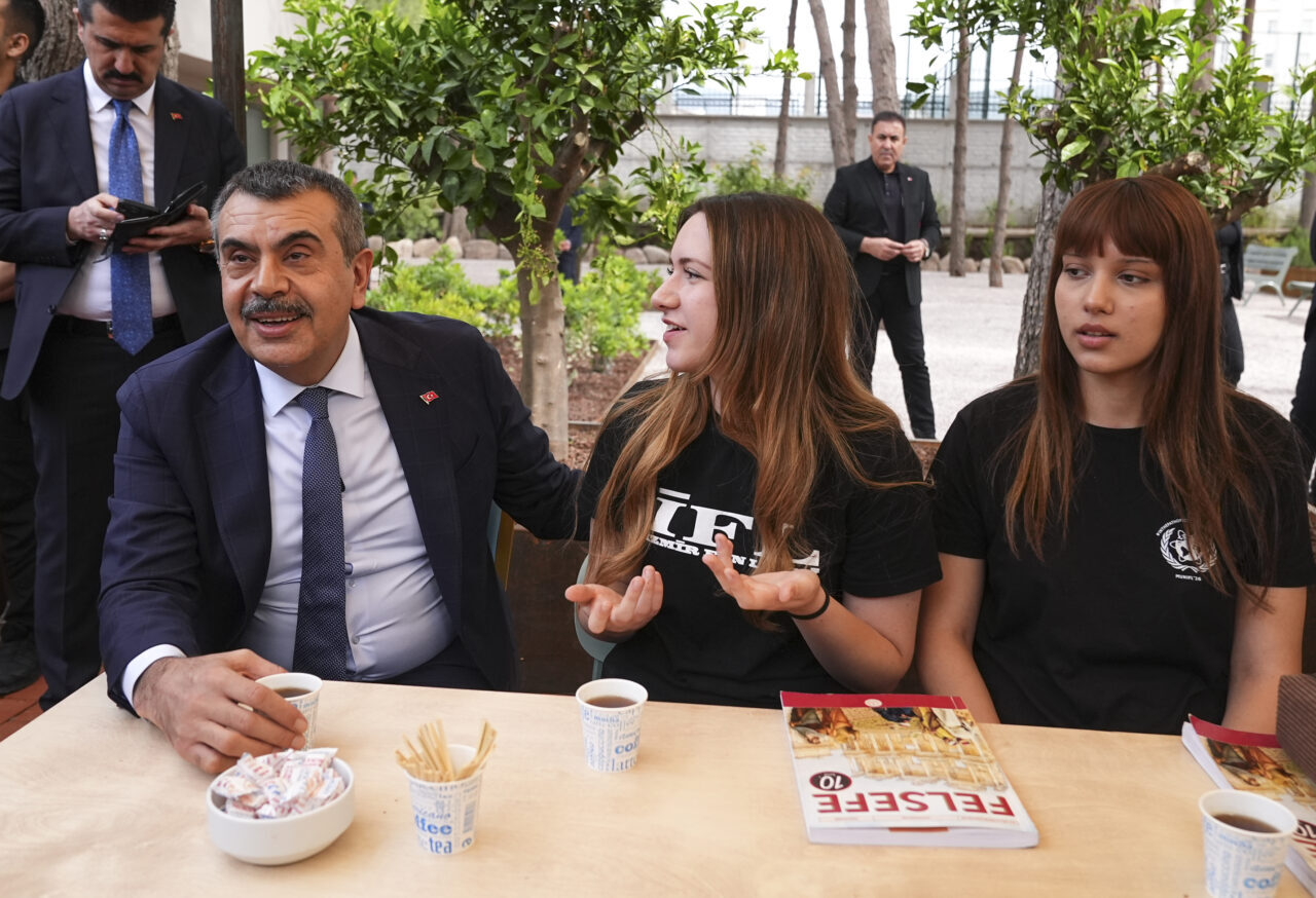 - "Toplumda öğretmen arkadaşlarımıza, onların emeklerine karşı hak etmedikleri bir