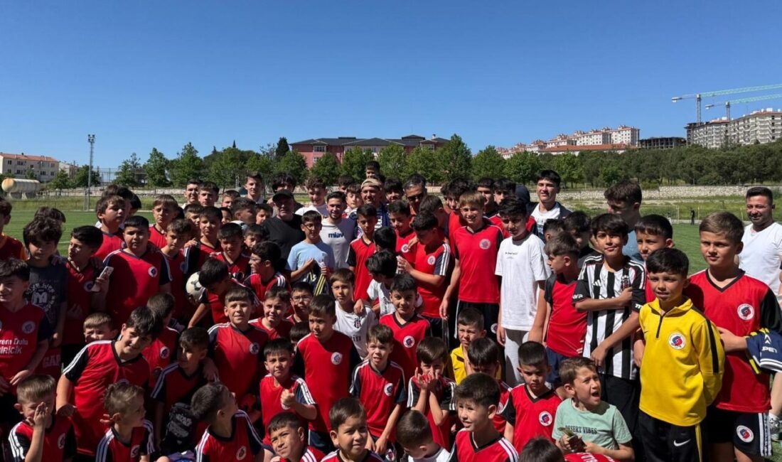 BALIKESİR (AA) – Milli futbolcu Cengiz Ünder, bayram ziyareti dolayısıyla