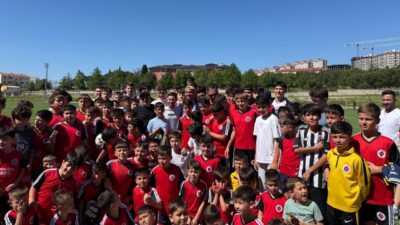 BALIKESİR (AA) – Milli futbolcu Cengiz Ünder, bayram ziyareti dolayısıyla