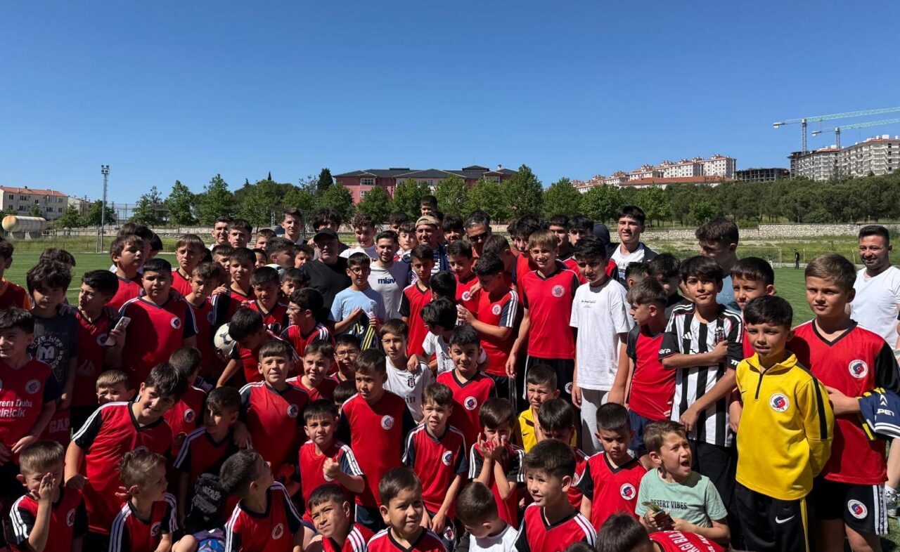BALIKESİR (AA) – Milli futbolcu Cengiz Ünder, bayram ziyareti dolayısıyla