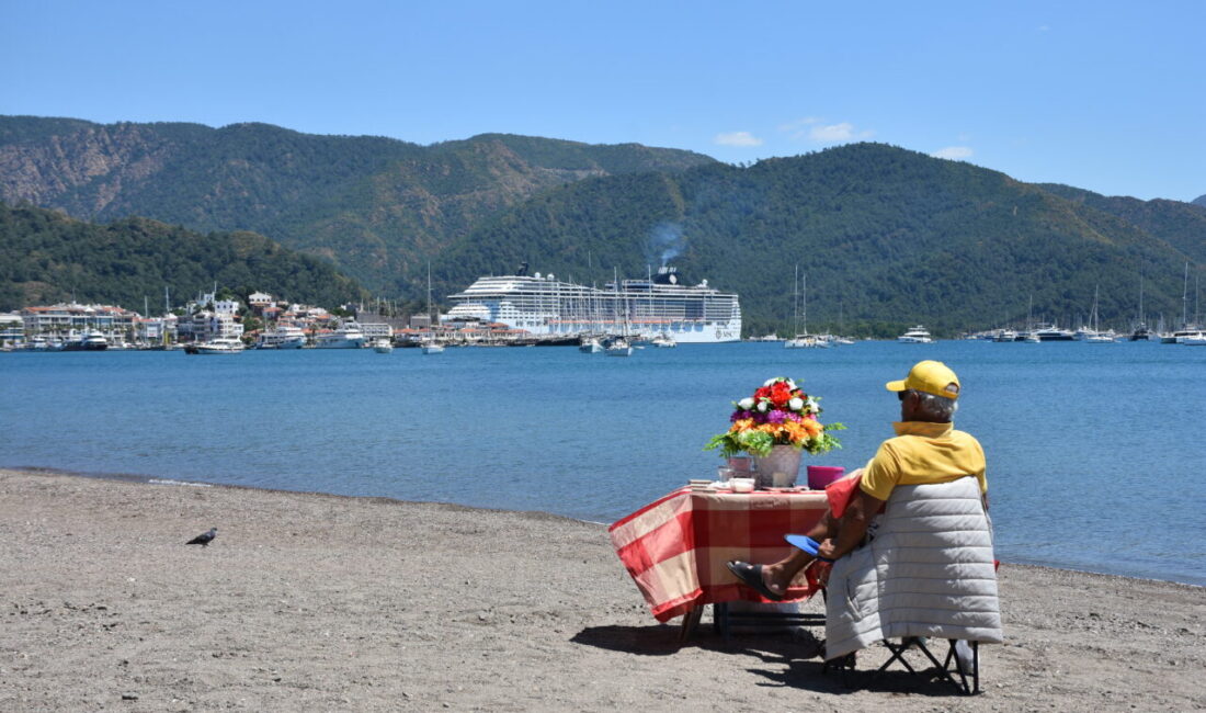 MUĞLA (AA) – Muğla'nın Marmaris ilçesine, Panama bayraklı "MSC Divina"