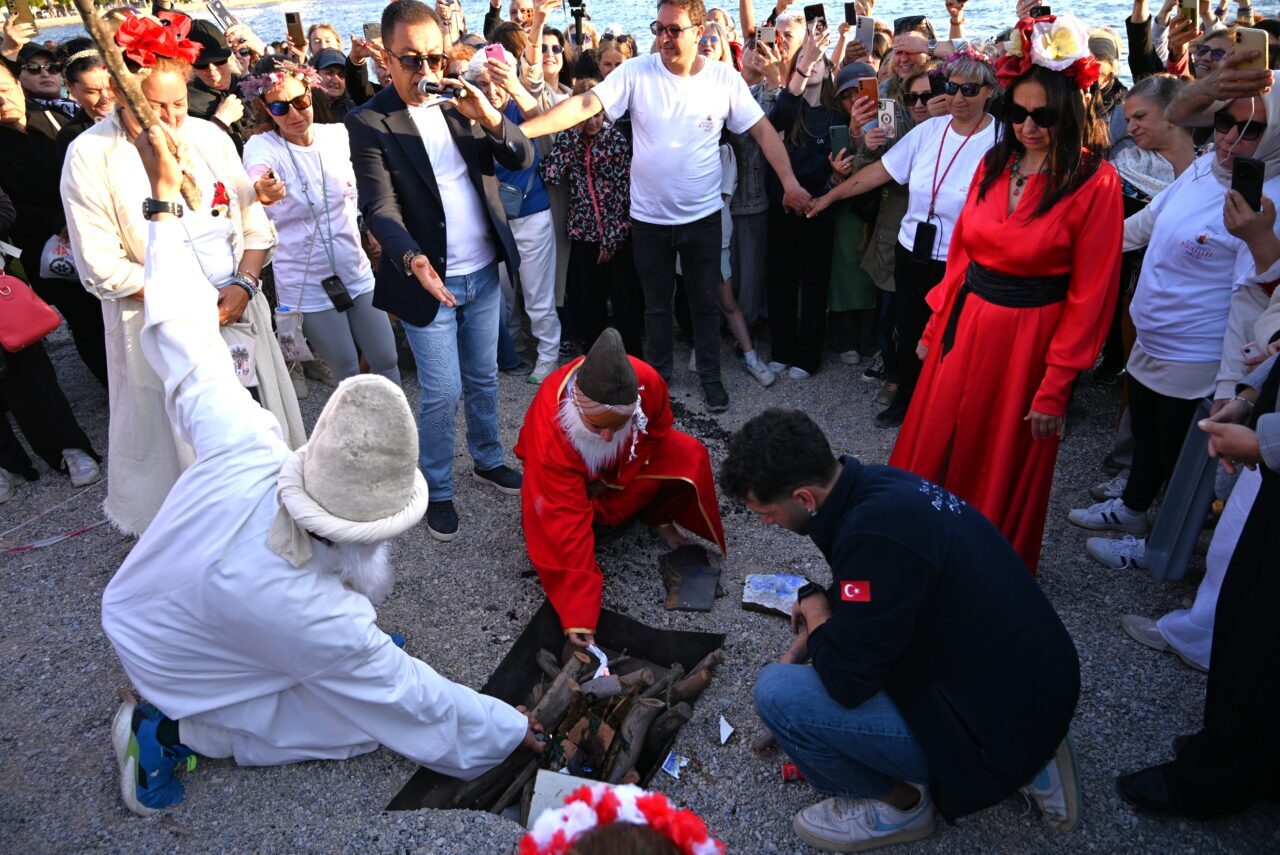 - Paşatarlası sahilinde dört gün süren şenlikte, gün batımında temsili