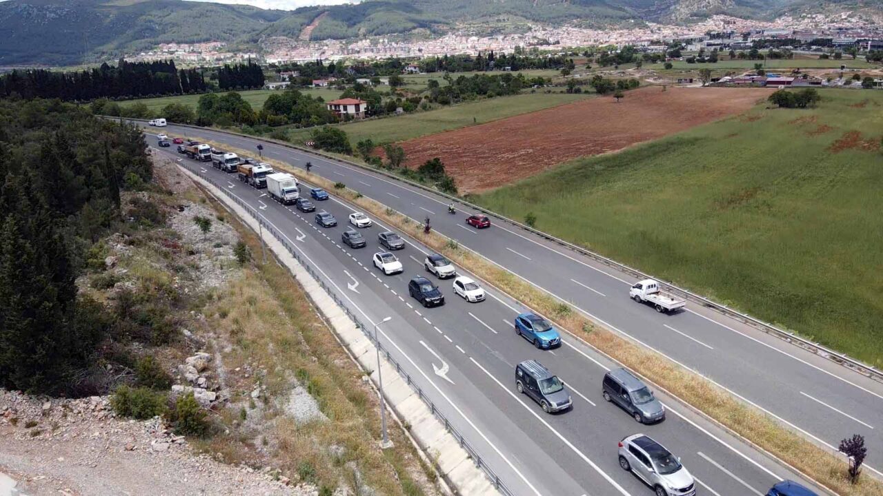 - Trafikteki yoğunluk dronla görüntülendi