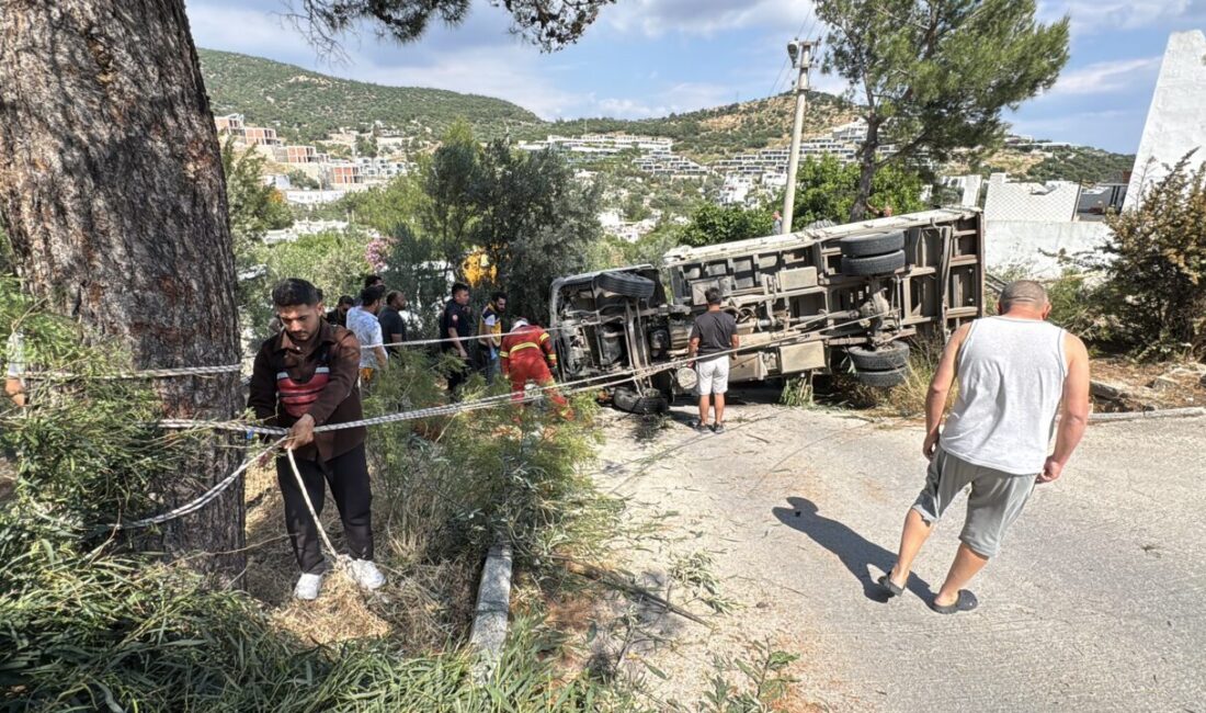 MUĞLA (AA) – Muğla'nın Bodrum ilçesinde, iş makinesi taşıyan kamyonun