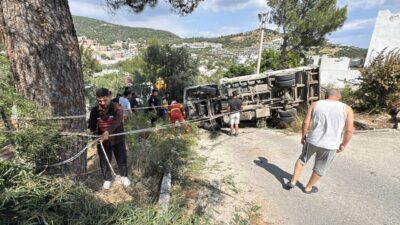 MUĞLA (AA) – Muğla'nın Bodrum ilçesinde, iş makinesi taşıyan kamyonun