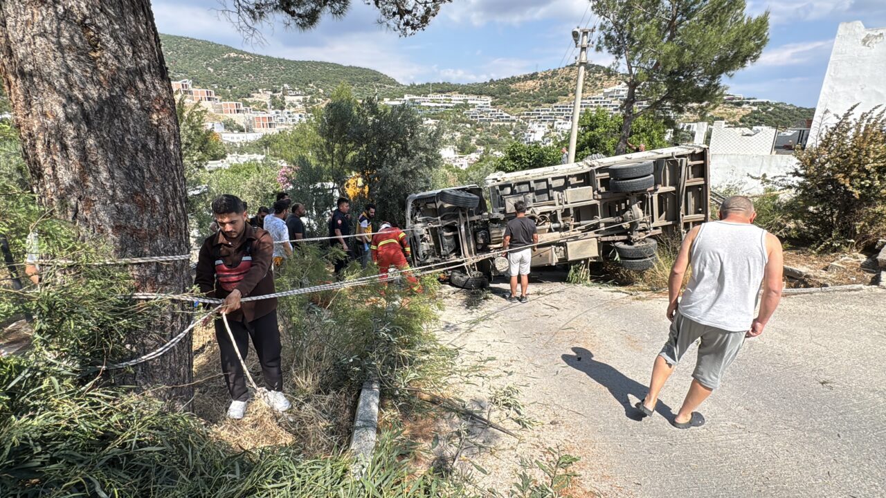 MUĞLA (AA) – Muğla'nın Bodrum ilçesinde, iş makinesi taşıyan kamyonun