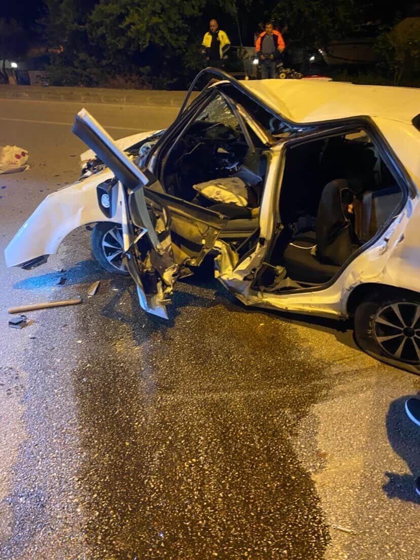 MUĞLA (AA) – Muğla'nın Fethiye ilçesinde otomobilin refüje çarpması sonucu