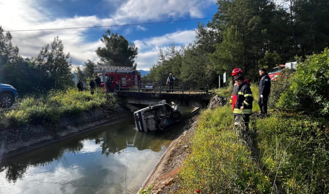 MUĞLA (AA) – Muğla’nın Seydikemer ilçesinde su kanalına devrilen otomobilin