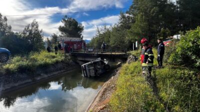 MUĞLA (AA) – Muğla’nın Seydikemer ilçesinde su kanalına devrilen otomobilin