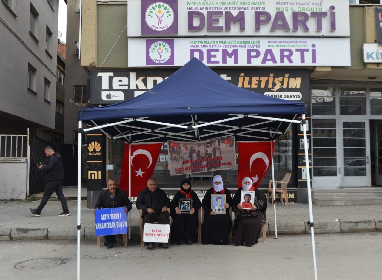 MUŞ (AA) – Muş'ta çocukları terör örgütü PKK tarafından kaçırılan