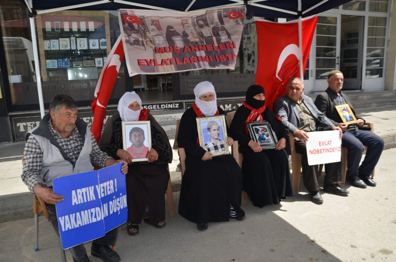 MUŞ (AA) – Muş'ta çocukları terör örgütü PKK tarafından kaçırılan