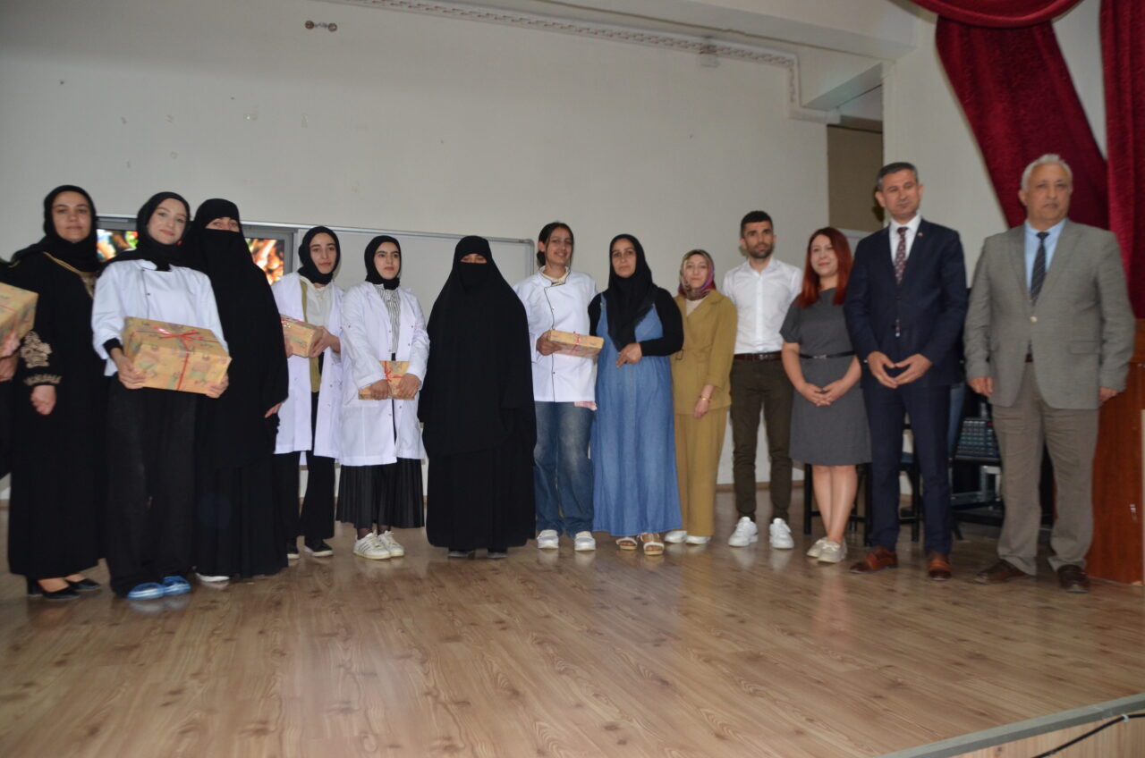MUŞ (AA) – Muş'ta "Anne Kız Birlikte Mutfakta Yemek Yarışması"