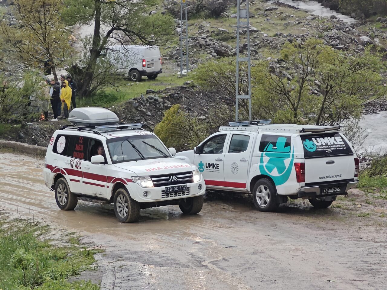 MUŞ (AA) – Muş'ta dereye düşen kadını arama çalışmaları 4.