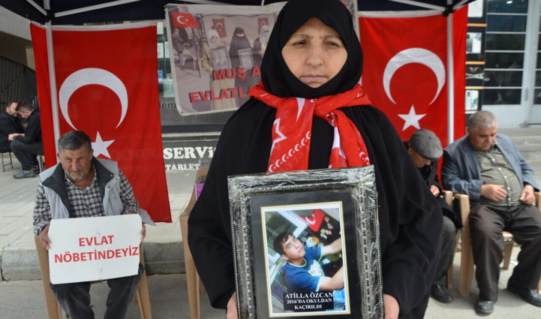 MUŞ (AA) – Muş'ta çocukları terör örgütü PKK tarafından kaçırılan