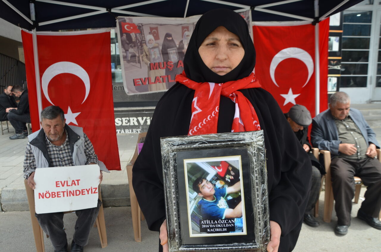 MUŞ (AA) – Muş'ta çocukları terör örgütü PKK tarafından kaçırılan