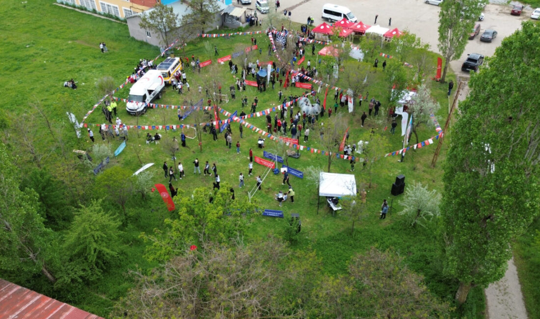 - Festivalde doğayla buluşan gençler oyunlar oynayıp şarkılar eşliğinde eğlendi
