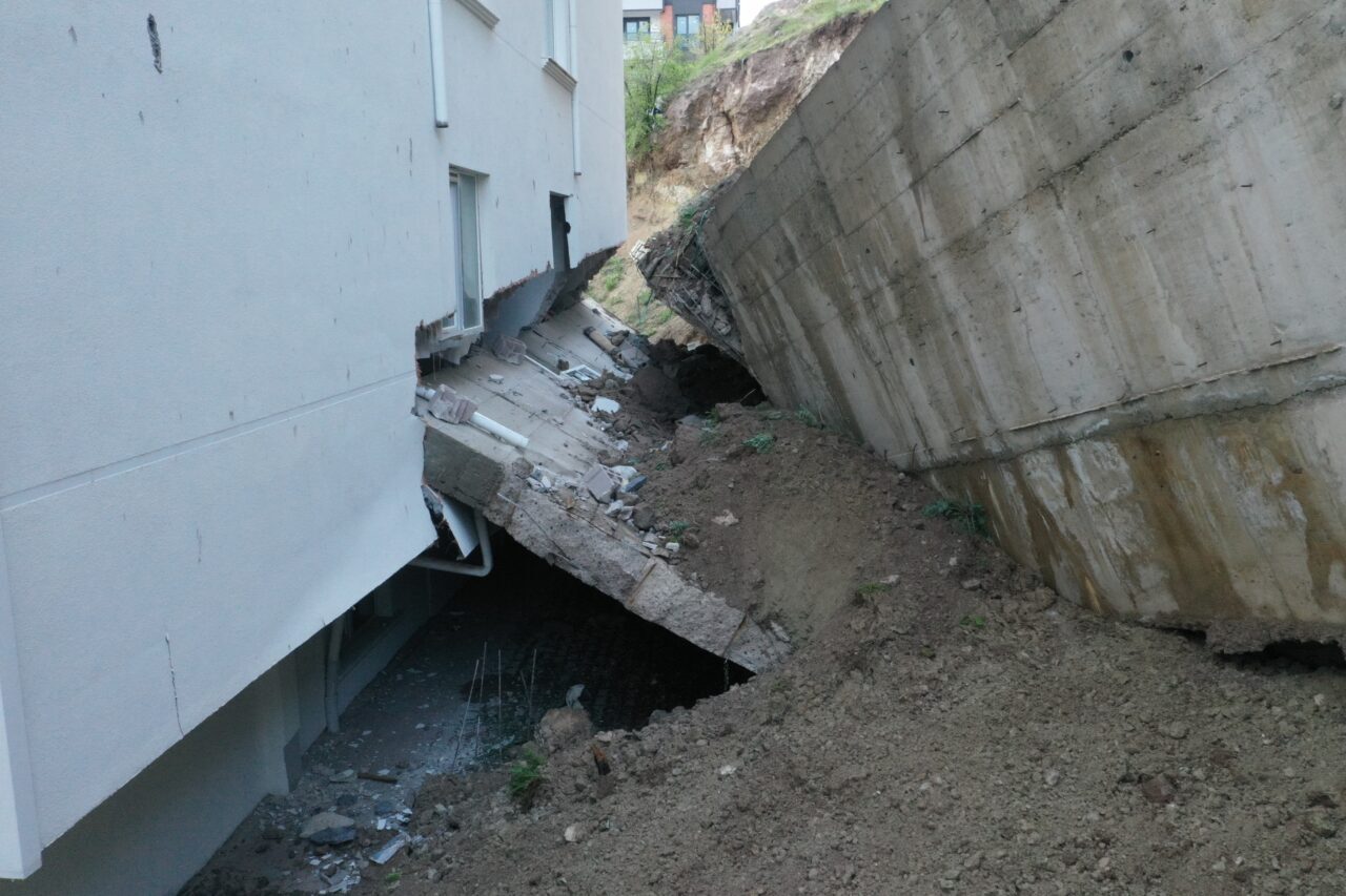 - 3 katlı apartman ve özel anaokulu tahliye edildi