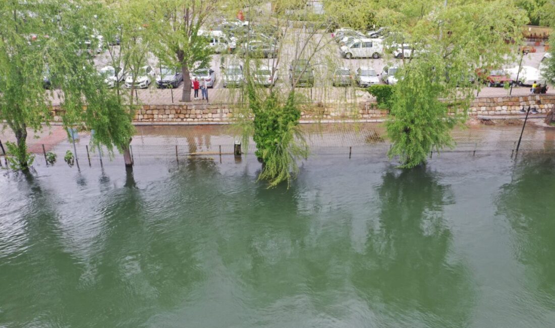 NEVŞEHİR (AA) – Nevşehir'in Avanos ilçesinde, debisi yükselen Kızılırmak Nehri