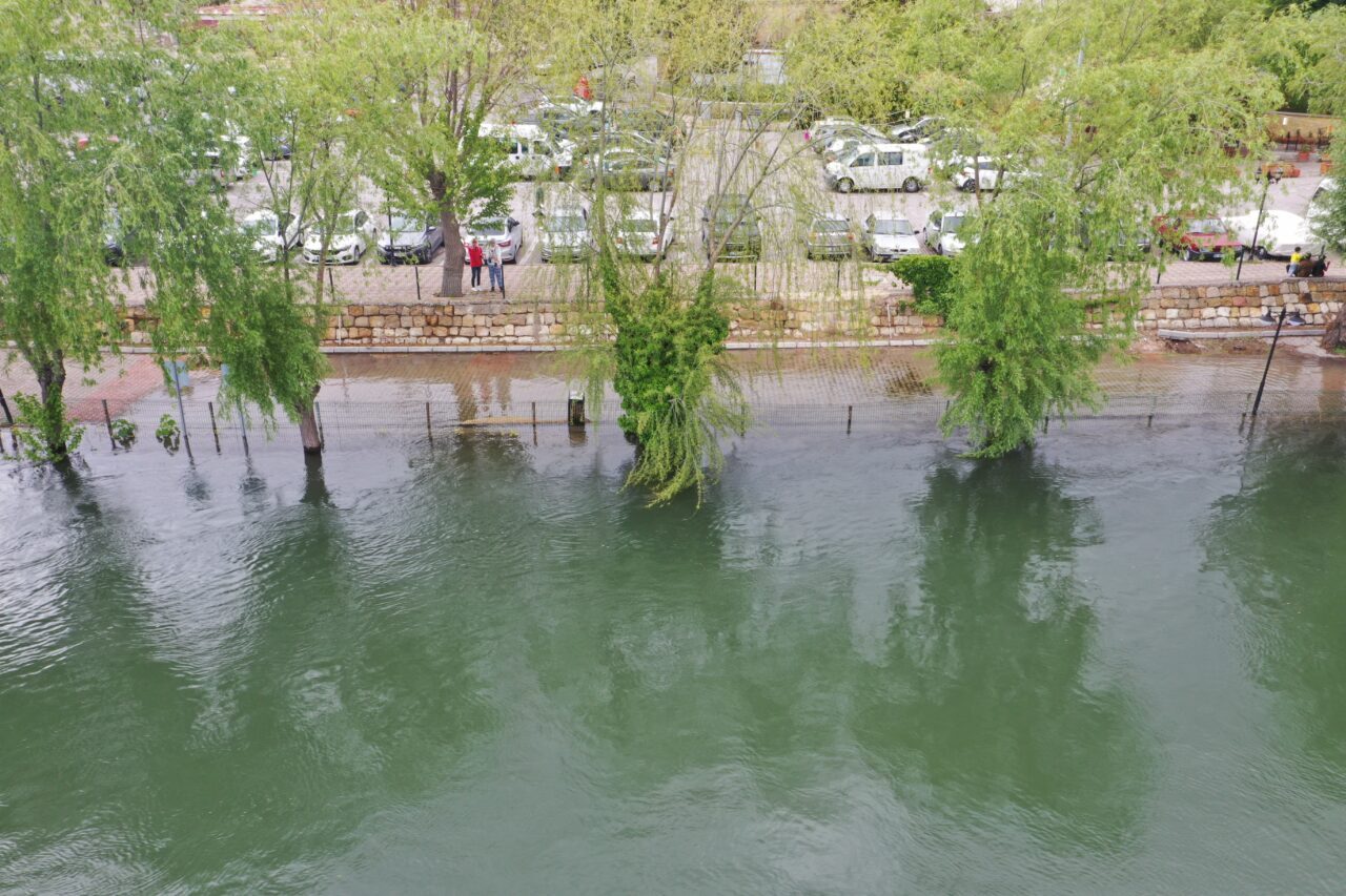 NEVŞEHİR (AA) – Nevşehir'in Avanos ilçesinde, debisi yükselen Kızılırmak Nehri