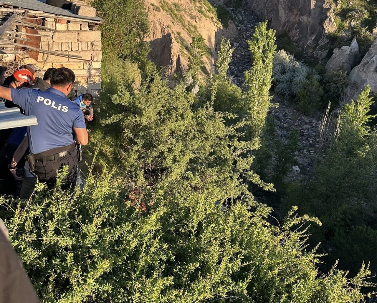 NEVŞEHİR (AA) – Nevşehir'de dere yatağına düşerek ağaç dalında takılı
