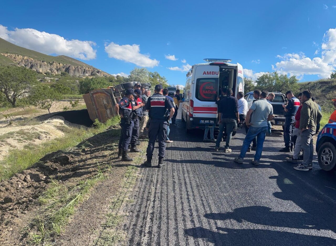 NEVŞEHİR (AA) – Nevşehir'in Ürgüp ilçesinde devrilen kamyonun sürücüsü yaralandı.