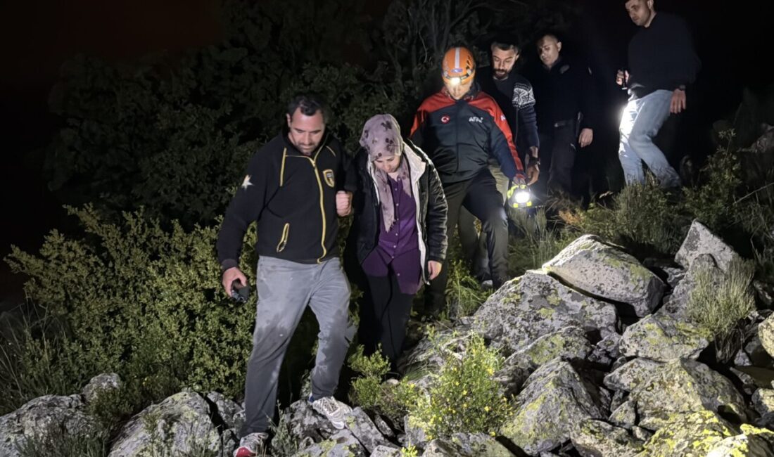 NEVŞEHİR (AA) – Nevşehir'de gezinti için çıktığı tepedeki kayalık arazide