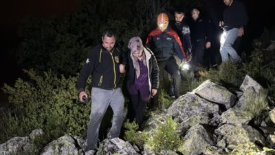 NEVŞEHİR (AA) – Nevşehir'de gezinti için çıktığı tepedeki kayalık arazide