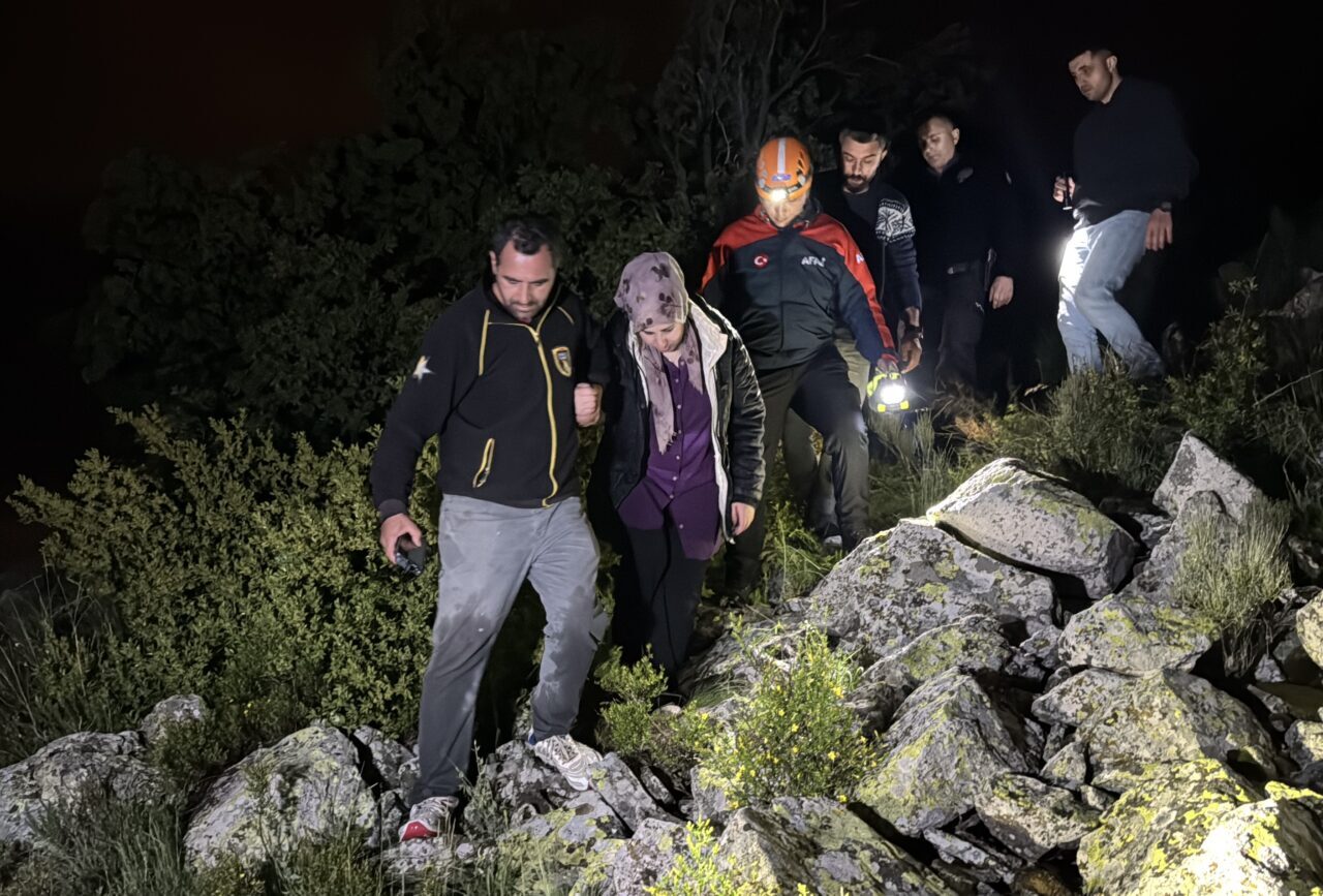 NEVŞEHİR (AA) – Nevşehir'de gezinti için çıktığı tepedeki kayalık arazide