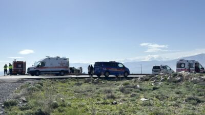 NİĞDE (AA) – Niğde'de hafif ticari araç ile otomobilin çarpışması