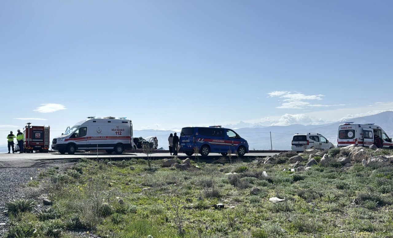 NİĞDE (AA) – Niğde'de hafif ticari araç ile otomobilin çarpışması