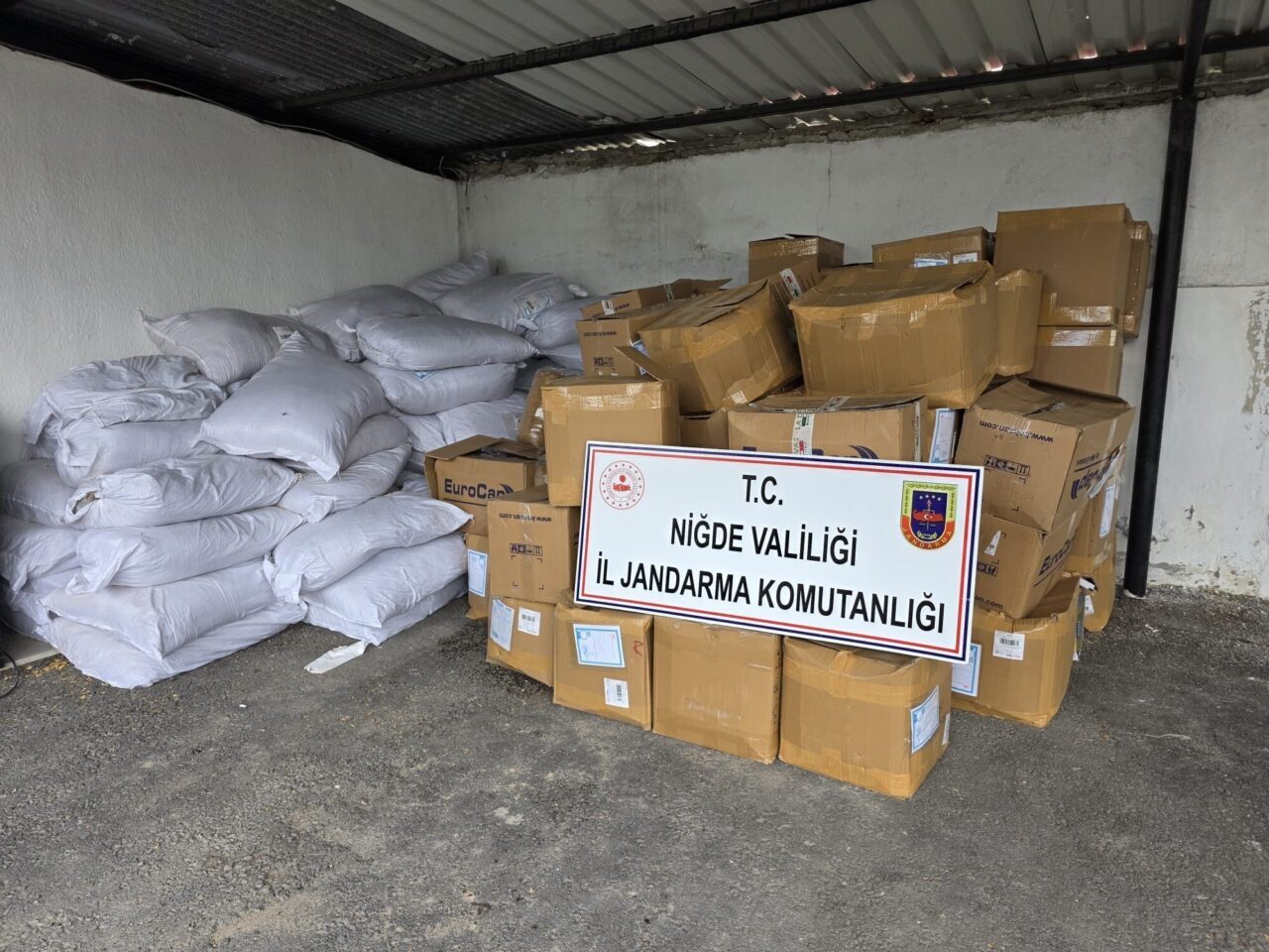 NİĞDE (AA) – Niğde'de düzenlenen kaçakçılık operasyonunda 2 şüpheli gözaltına