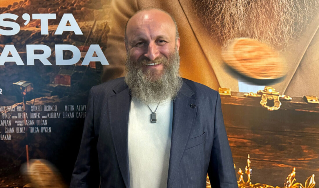 - Oyuncu Çetin Altay:
- "Altta çok daha komplike, dört koldan